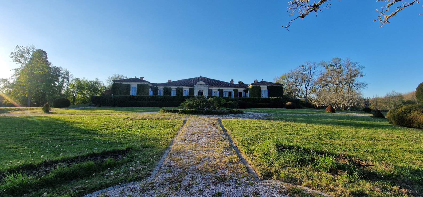 La façade du château de la Nine