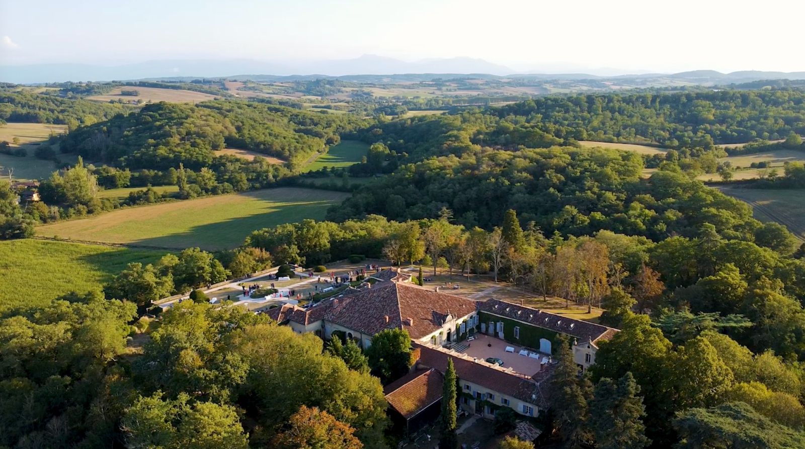 Le château de la Nine et son parc vus du ciel, au milieu des collines du Comminges