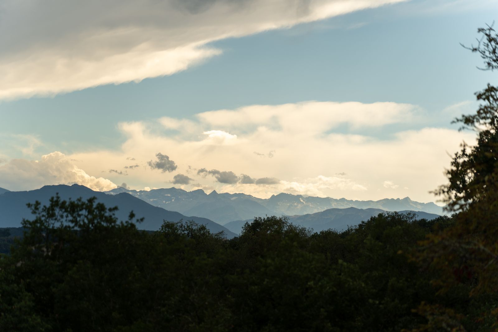 La chaîne des Pyrénées vue depuis le château de la Nine